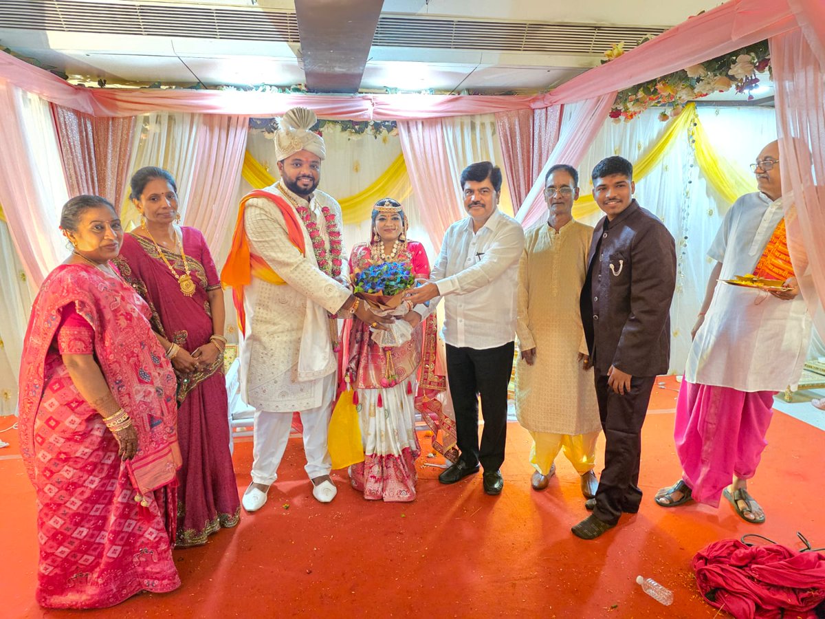 PrakashDarekar_'s tweet image. नांदा सौख्यभरे! 💐

चि. श्री धृमिल मनोजभाई जोशी आणि चि. सौ. का. श्रीमती मैत्रयी हरेशभाई रावल यांच्या शुभविवाह सोहळ्यास उपस्थित राहिलो. या मंगल प्रसंगी नवदांपत्याला त्यांच्या भावी आयुष्यासाठी सुख, समृद्धी आणि उत्तम आरोग्याच्या मनःपूर्वक शुभेच्छा दिल्या.

#Wedding #Blessings #BJP