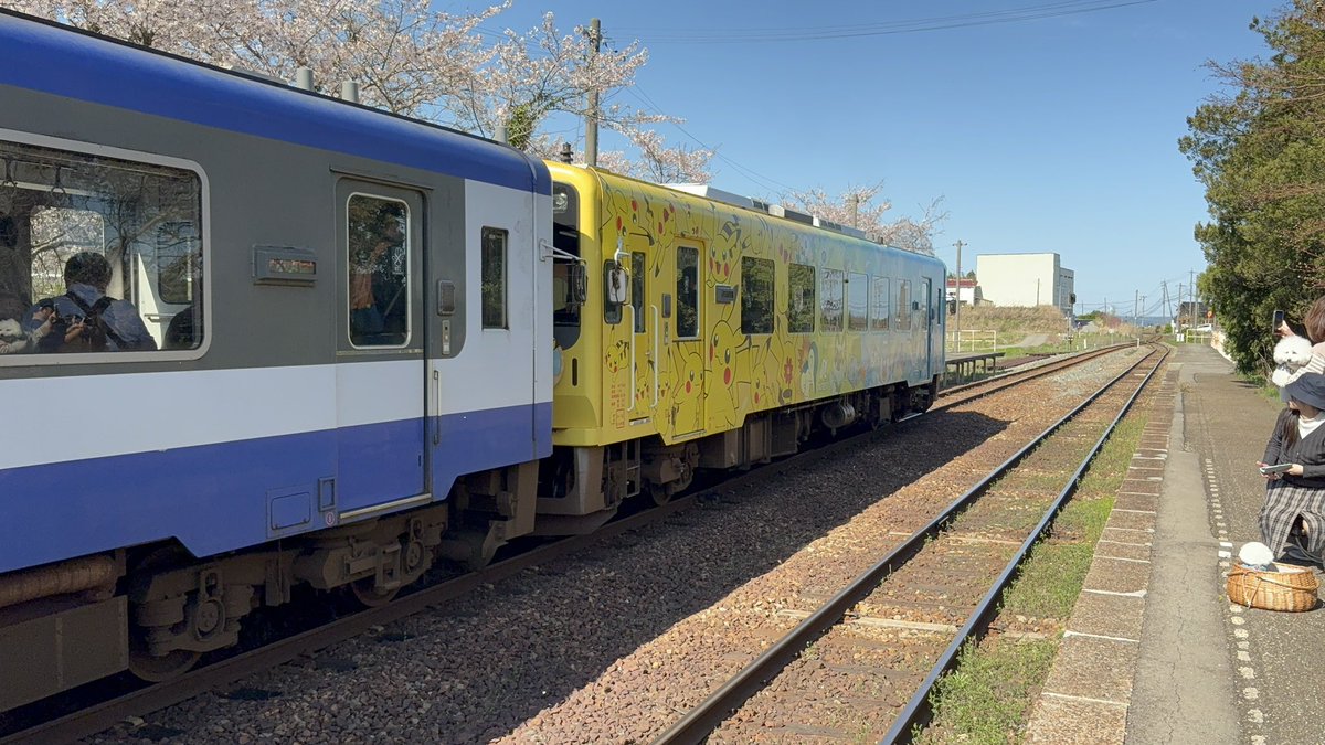 phan_clover's tweet photo. 今年も少ない本数で運行しているポケモン列車を撮影出来ました。時刻表ではこの日は一本のみの運行予定に合わせられたので満足したのですが、このあと穴水駅に向かって車庫入れを見ようと思ったのに、ホームでお客さんを乗せて七尾駅の方に発車していったので「あれれ〜おかしいぞ〜」ってなりました… https://t.co/c8tAVhM8cR
