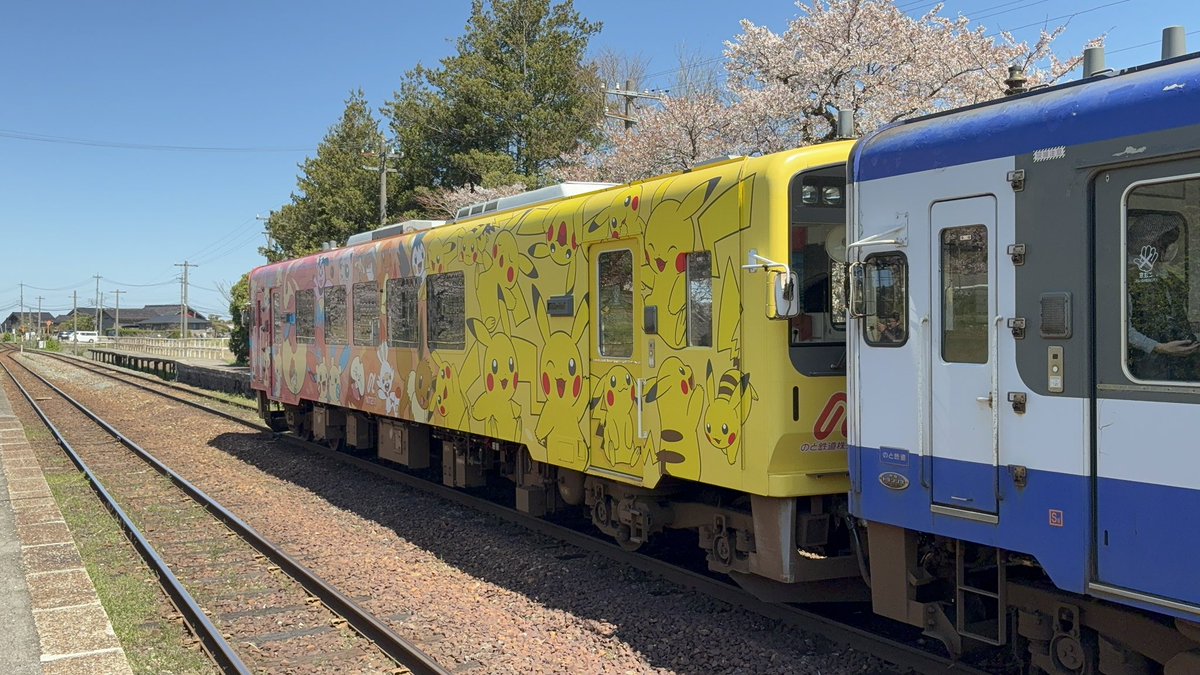phan_clover's tweet photo. 今年も少ない本数で運行しているポケモン列車を撮影出来ました。時刻表ではこの日は一本のみの運行予定に合わせられたので満足したのですが、このあと穴水駅に向かって車庫入れを見ようと思ったのに、ホームでお客さんを乗せて七尾駅の方に発車していったので「あれれ〜おかしいぞ〜」ってなりました… https://t.co/c8tAVhM8cR