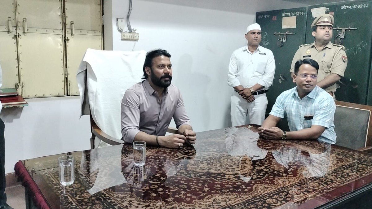 MBureaucrats's tweet image. Arvind Kumar Chauhan, a 2015-batch #IAS officer of the Uttar Pradesh cadre, has recently assumed charge as District Magistrate of #Saharanpur following a significant administrative reshuffle in the state.

Born in 1983 and trained in mathematics, Chauhan has built his career