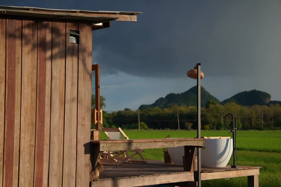 mylady_bf's tweet image. ใครชอบฟีลธรรมชาติสงบๆ อยู่กับภูเขา นาข้าว
เป็น Pastoral Vibe ที่ดีมากๆ
หาเพื่อนที่ชอบแนวนี้ไปพักผ่อนชิลๆ &amp;amp; Outdoor ด้วยกันครับ พักที่นี่เลย💜
#คู่แท้ #หาคู่ออกทริป #Outdoor