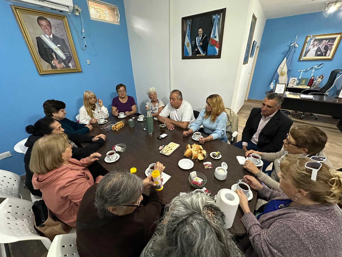 Miguel_DLV's tweet photo. Ayer recibí a parte del grupo de Abuelas del Hogar de Día San Antonio de Padua para interiorizarme sobre las actividades que llevaron adelante durante el año pasado y, sobre todo, para escucharlas, conocer sus ideas, sus ganas y todo lo que proyectan para este 2026. https://t.co/wN0OZ5yDrT