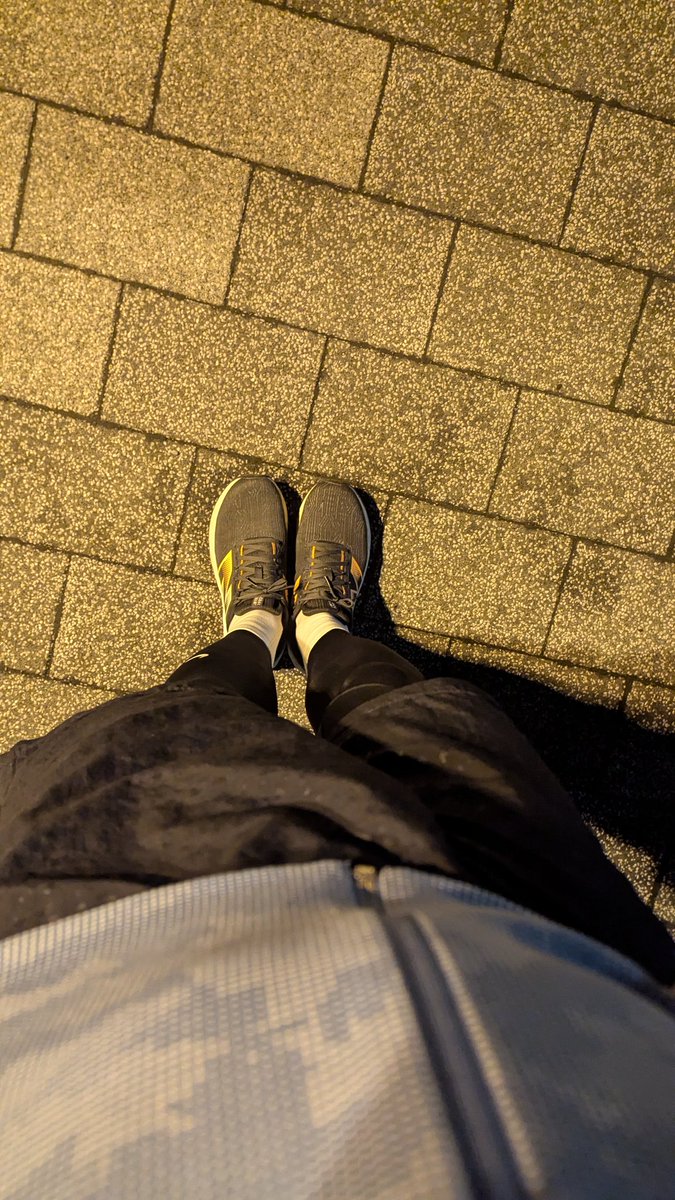 tama2_a's tweet image. #ランニング
#プロペルV5
#NIKE
#ランニングタイツ
NIKEのタイツ
4000円くらいで購入していた
のを思い出し履いてみる。
うすすぎる🥹サイドポケットはいいのだが、膝に近くスマホと鍵を入れて走ると違和感あり。。安いからいっかと思い帰ってググると、アマゾンで2400円😭amzn.asia/d/0dFrCKVO