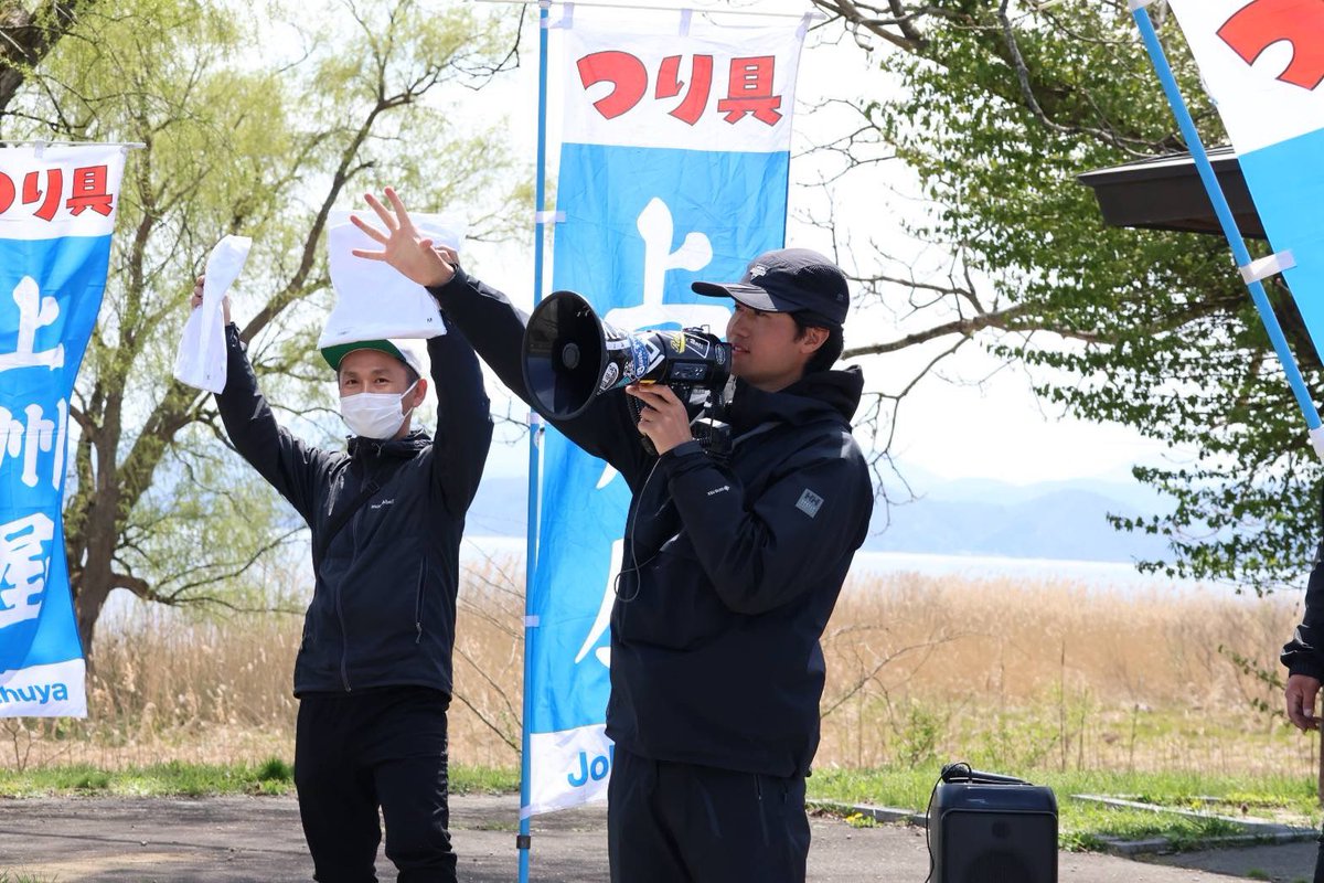 HANABASSTV's tweet photo. 先週末は【RAID PARK in INAWASIRO】にお越し下さった皆様ありがとうございました‼️情熱溢れるたくさんの釣り人と出会えてめちゃくちゃ楽しかったです✨
普段ラージを相手にしている僕とは違った感覚を持ったアングラーさん達のお話を詳しく聞けたので今後に活かします！

3kg upのスモールマウスをオカッパリから狙えるまさにスモールマウス版琵琶湖な猪苗代湖『ドリームレイク』🔥

熱いアングラーの皆様、企画して下さった上州屋の皆様
ありがとうございました‼️

#上州屋 #レイドジャパン 
#スモールマウスバス 
#猪苗代湖 #バスフィッシング