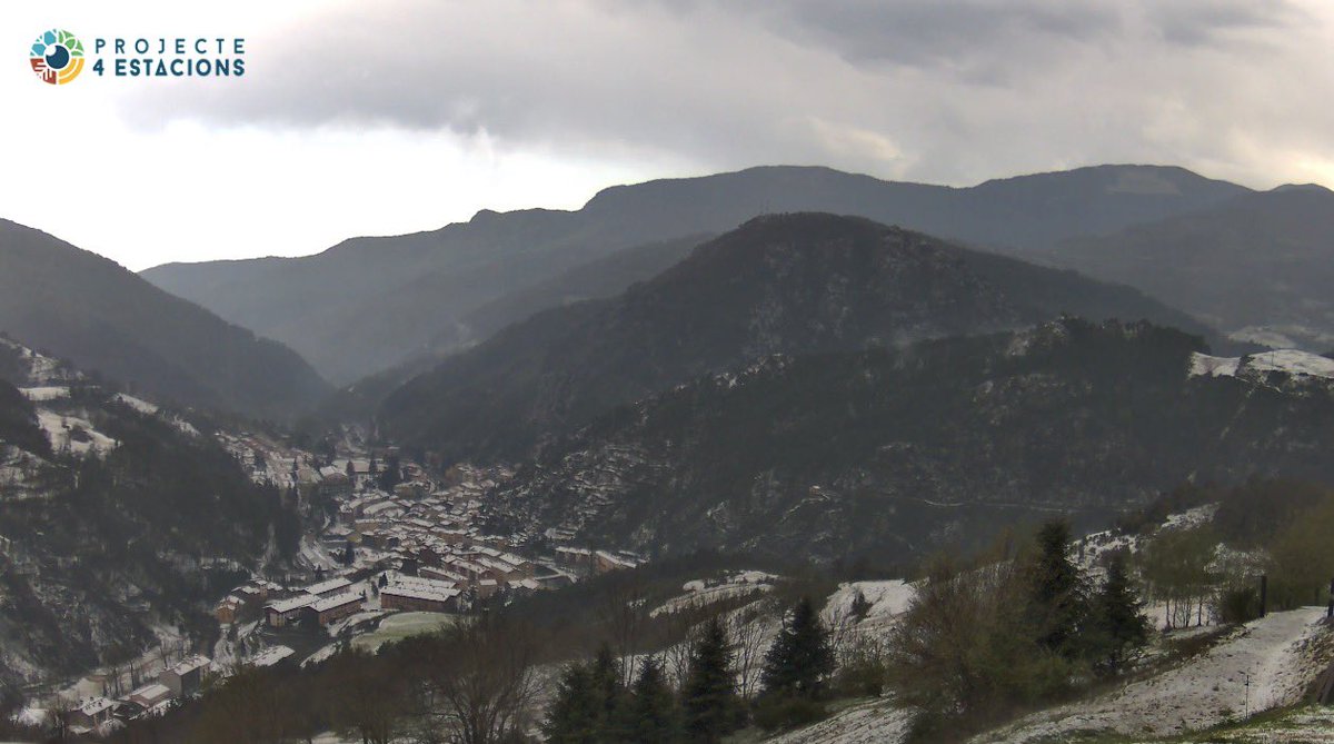 Stormyalert's tweet image. Vaya granizada acaba de caer en Ribes de Freser! Ha quedado todo blanco.
Webcam de: @P4Estacions 
#euwx #Meteo #Weather