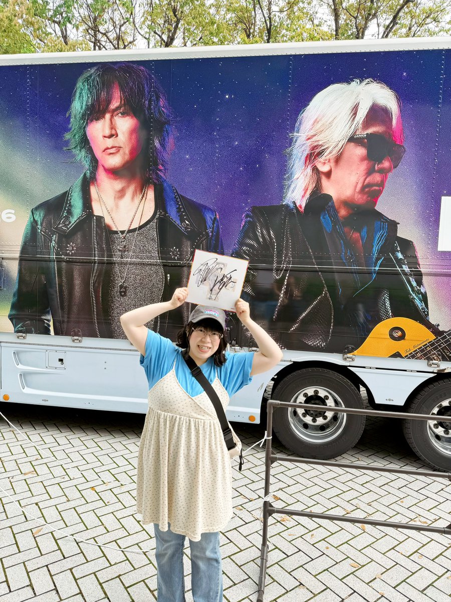 4qws's tweet image. なんか当たる気がする〜私が引いてもいい〜？？で、サイン色紙当てました✌️

わたし、仕事しました！！！！！

オット氏歓喜🙌

感謝しろ〜〜〜〜〜
👊💎✨✨✨✨✨

#Bz
#FYOP
#広島グリーンアリーナ