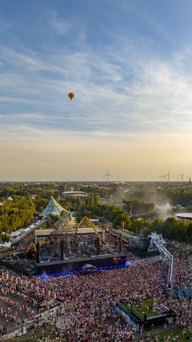 Tomorrowland tweet media