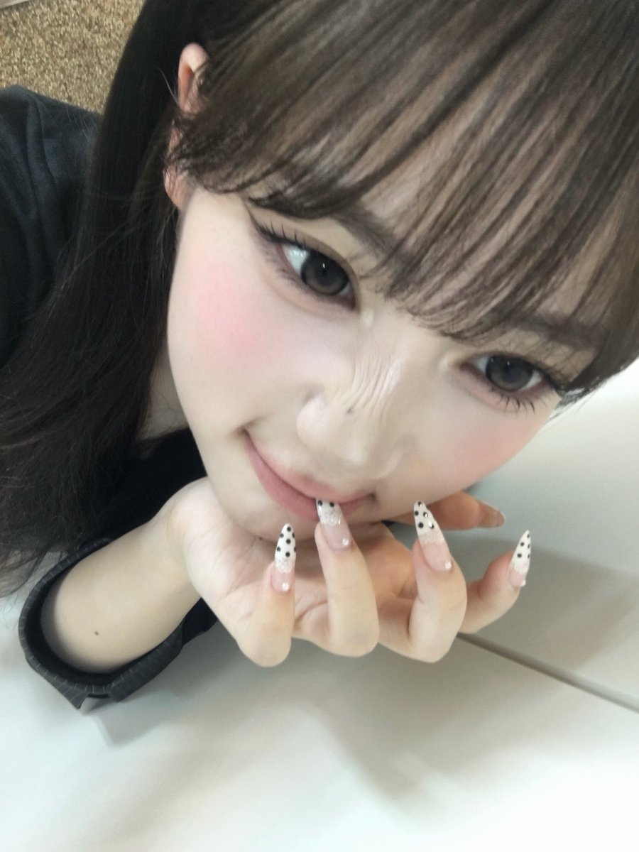 mii_korea_diet's tweet photo. この天使かってくらい可愛いソヨンちゃんのカラコンはレンブリンのビッグピュアブルシリーズだって❤️‍🔥
やっぱり最近のアイドルがつけてて可愛って思う水光カラコンは高確率でレンブリン、、、！
(本人はモカブラウンって言ってるけどおそらくモカチョコ🍫) https://t.co/h8iLyzpmkF