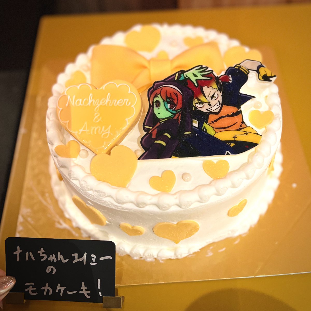 nukunukuyuka's tweet photo. TVアニメ『#アルネの事件簿』
先日打ち上げパーティーに参加させていただきました🦇✨

先ほどのむらさき先生の配信でもお話しされておりましたが…
キャラクターケーキ🎂❣️❣️❣️
キャラデザご担当の佐藤秋子さんによる描き下ろしデザインノート📔❣️❣️❣️

ほんときゃわわわわなんです〜！！！！！
ノート、私は大変恐縮ですがむらさき先生のお言葉に甘えさせていただき3冊いただいてしまいました…保存用と鑑賞用と共に生きる用…ッ！へへ…ッ

キャラクターケーキ！！
ナイスコンビで3種類も🎂✨
アルネさまとリンちゃんのシーン！！！！
ちょっと！！！！！分かってらっしゃる…🤝
ありがとうございますゥ！！

会場がドイツ料理のお店だったり、
アニメの場面カットの装飾があったり、
グーラシュが食べられたり🍴✨
(美味しかったァ！！ビーフシチューに確かに似てますが、それよりご当地感、田舎料理感のあるほっこりSuper lecker！なお味でした🤤)
皆さまの愛情という最高の味付けがたっぷりの作品だなぁと改めて実感いたしました✨

皆さまのこだわりなどを聞けて本当に楽しい時間でした！時間が足りない！

この素晴らしい作品を
世にお届けしたチームの一員となれたこと
とても誇りに思います🌕
沢山の方に楽しんでいただけますように…
またリンちゃんに会えますように〜！！✨

本当に皆さまお疲れ様でした有難うございました！！！！！！！