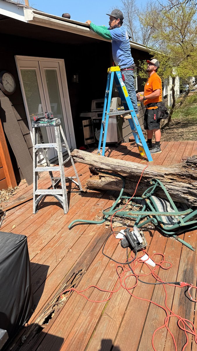 SolomonRoofing's tweet image. Storm damage? Act fast. Solomon Contracting’s licensed crews in St. Louis secure roofs quickly to stop leaks, limit interior damage, and simplify insurance claims.  Inspect for missing shingles or interior stains and call immediately: wix.to/sngerQv #StLouis