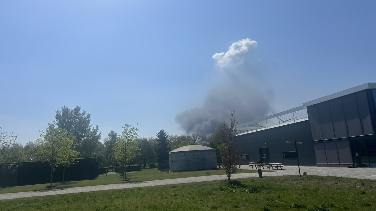 realTomHuijs's tweet image. De grote brand bij Collin Recycling aan de James Cookweg in Venlo was goed zichtbaar vanaf Brightlands campus #brand #brightlands #venlo #limburg #rook