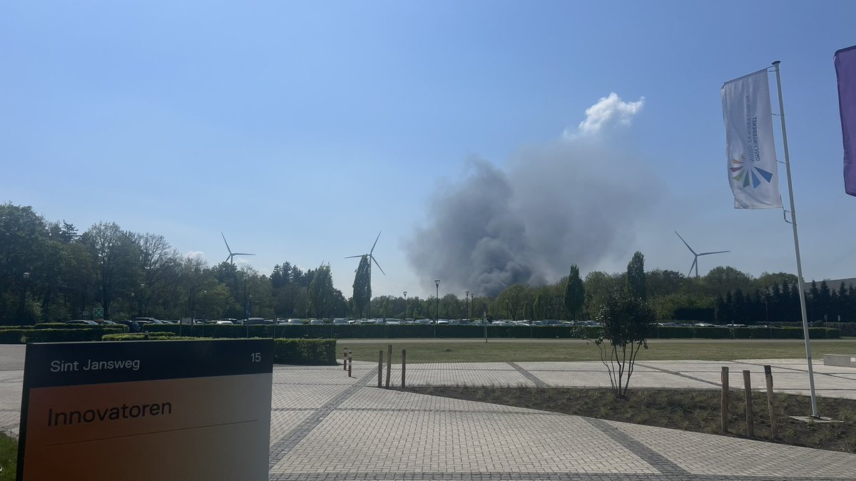 realTomHuijs's tweet image. De grote brand bij Collin Recycling aan de James Cookweg in Venlo was goed zichtbaar vanaf Brightlands campus #brand #brightlands #venlo #limburg #rook