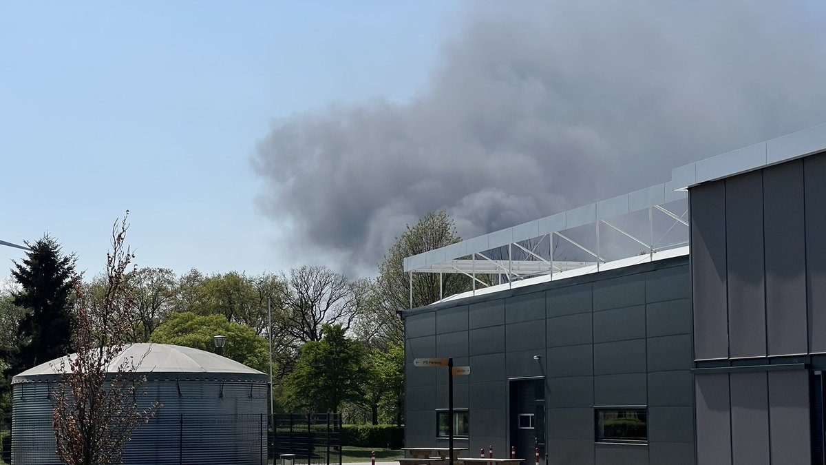 realTomHuijs's tweet image. De grote brand bij Collin Recycling aan de James Cookweg in Venlo was goed zichtbaar vanaf Brightlands campus #brand #brightlands #venlo #limburg #rook
