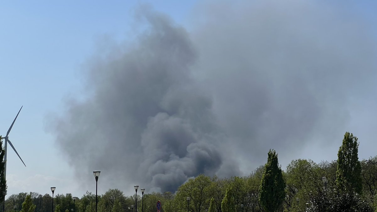realTomHuijs's tweet image. De grote brand bij Collin Recycling aan de James Cookweg in Venlo was goed zichtbaar vanaf Brightlands campus #brand #brightlands #venlo #limburg #rook