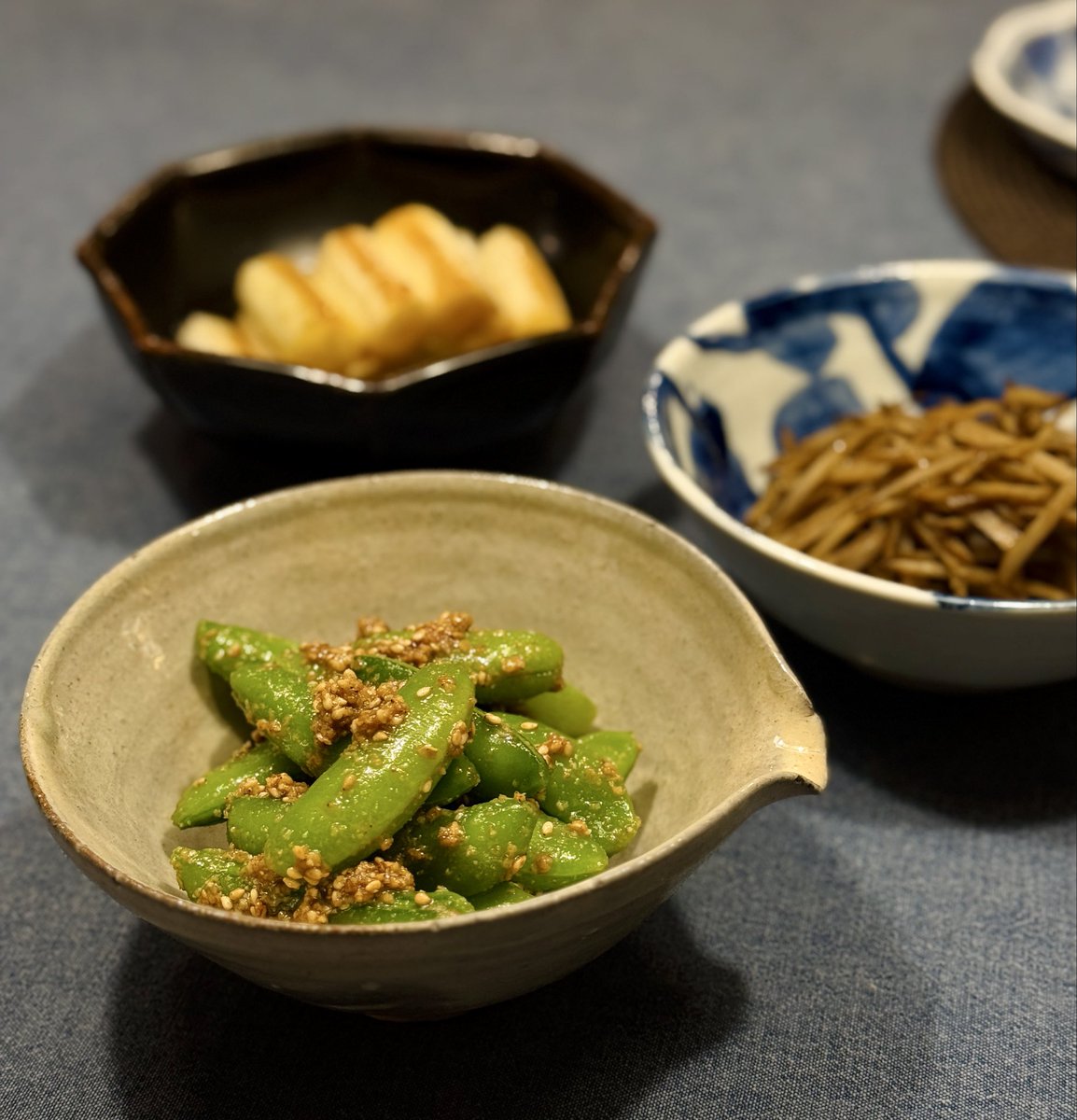 a_tempo_rubato's tweet image. 今夜の食卓。スナップエンドウの胡麻和え、白葱焼き浸し、きんぴらゴボウ、そしてヒレカツ。

#おうちごはん #料理 #cooking #homecooking