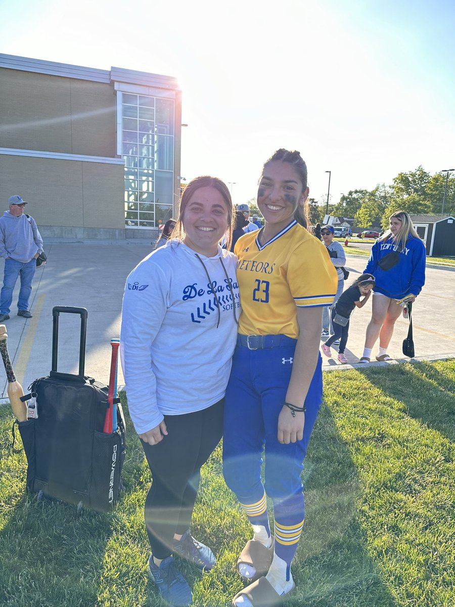 mya_tron's tweet image. Big congrats to Coach Castagna on her 100th career high school win last night!🏆Thank you for everything you do for this team. So proud to play for you! Here’s to the next 100 💪! #100wins #IHSA