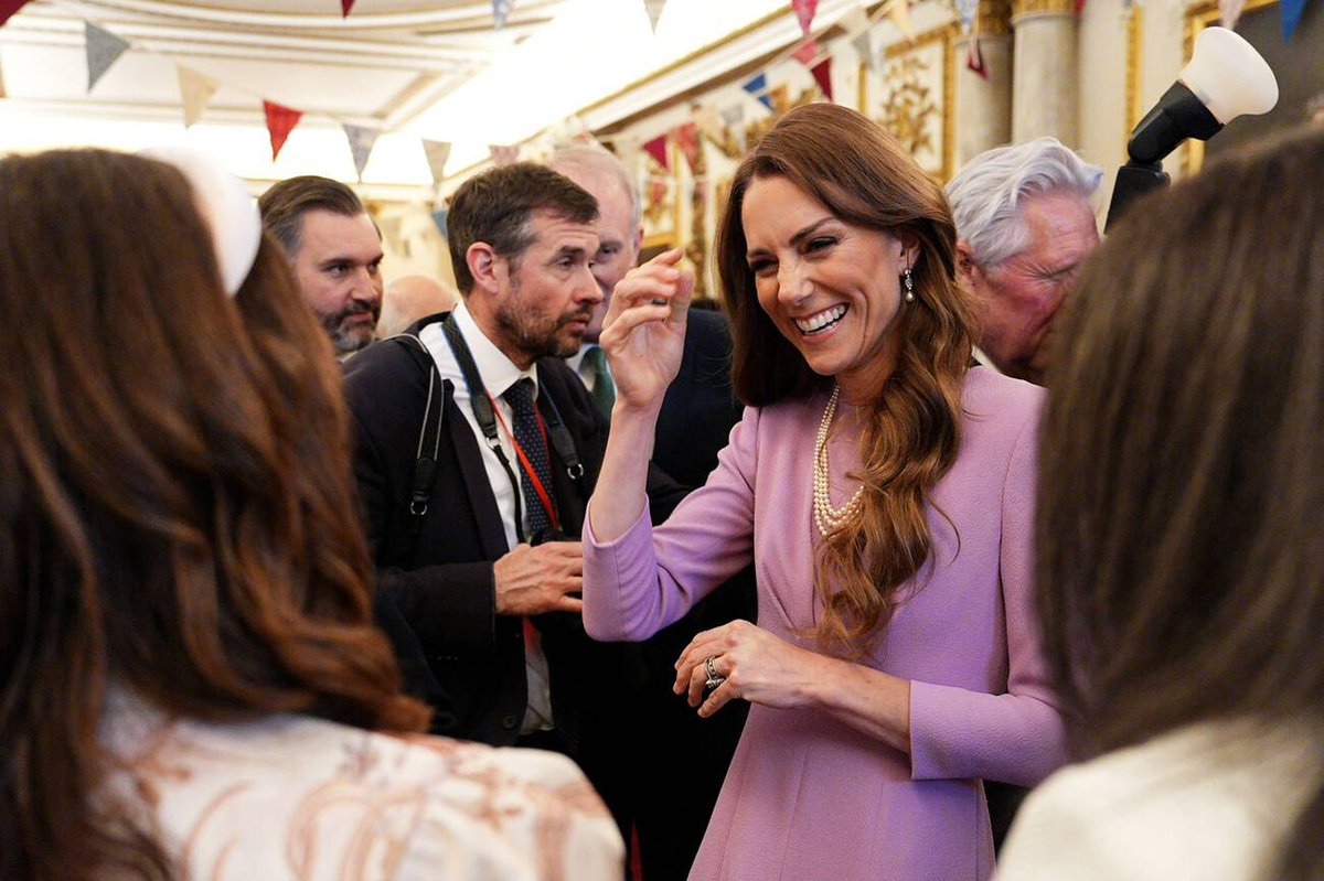 sarahdiaryz's tweet image. The Princess of Wales and her private secretary, Tom White (far left), attend a reception at Buckingham Palace today, to celebrate the 100th anniversary of the birth of Queen Elizabeth II.

#DYK Tom White was the last equerry of Queen Elizabeth II.

📸 Aaron Chown / Max Mumby