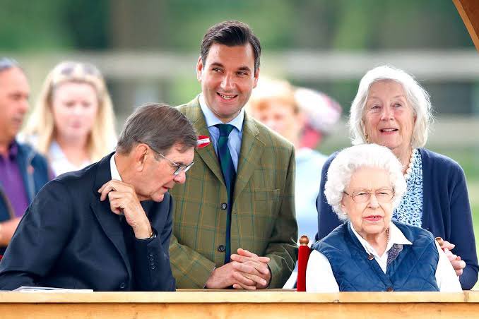 sarahdiaryz's tweet image. The Princess of Wales and her private secretary, Tom White (far left), attend a reception at Buckingham Palace today, to celebrate the 100th anniversary of the birth of Queen Elizabeth II.

#DYK Tom White was the last equerry of Queen Elizabeth II.

📸 Aaron Chown / Max Mumby