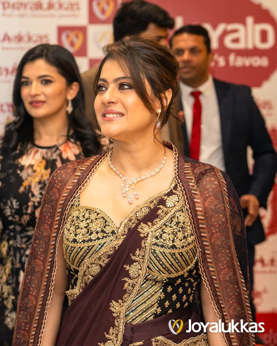 kajolarmy's tweet image. Shining brighter than the diamonds. My Queen @itsKajolD at the Joyalukkas Melbourne inauguration! I Love You Always #Kajol ✨🫶🌻

#kajolarmy #kajolnesia