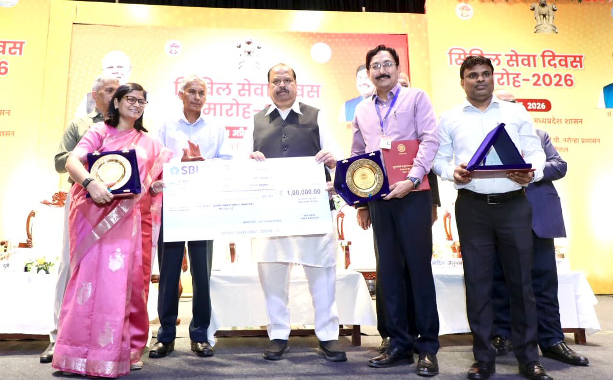 PROJSGwalior's tweet image. प्रदेश की राजधानी भोपाल में हुआ ग्वालियर का सम्मान 

“शक्ति दीदी” नवाचार के लिये मिला “मुख्यमंत्री उत्कृष्टता पुरस्कार”

मंत्री श्री काश्यप ने ग्वालियर कलेक्टर श्रीमती चौहान को पुरस्कार प्रदान कर किया सम्मानित 
#gwalior 
#mukhymantriutkristhapurushkar 
@CMMadhyaPradesh
