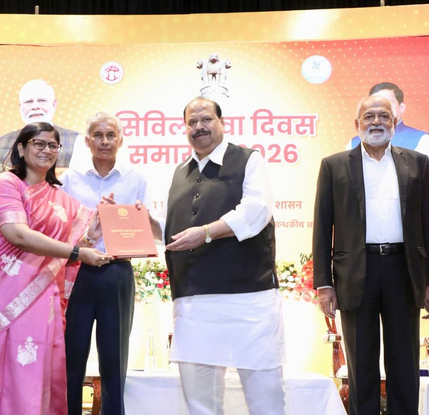 PROJSGwalior's tweet image. प्रदेश की राजधानी भोपाल में हुआ ग्वालियर का सम्मान 

“शक्ति दीदी” नवाचार के लिये मिला “मुख्यमंत्री उत्कृष्टता पुरस्कार”

मंत्री श्री काश्यप ने ग्वालियर कलेक्टर श्रीमती चौहान को पुरस्कार प्रदान कर किया सम्मानित 
#gwalior 
#mukhymantriutkristhapurushkar 
@CMMadhyaPradesh