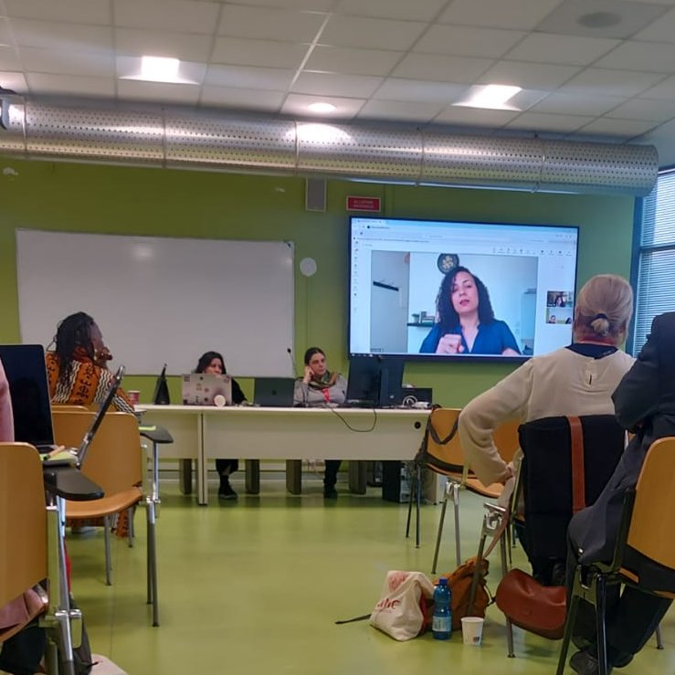 ILahrich's tweet image. À l’Université de Macerata, avec @MeryemAassid &amp;amp; Yousra Abdelmoumen, autour des subjectivités afro-descendantes. J’y interroge la citoyenneté et la #migration - ou plutôt la fabrique de la citoyenneté, comme prototype instable dans les contextes migratoires. 🧵