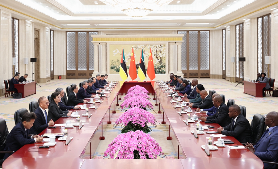 SpoxCHN_LinJian's tweet image. Chinese Premier Li Qiang met with President of the Republic of Mozambique Daniel Francisco Chapo in Beijing.

#China stands ready to work with #Mozambique to strengthen synergy of development strategies, steadily expand the scale of bilateral trade, and deepen cooperation in