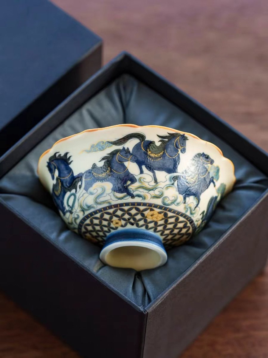 茶器的哲学是将“道”化为日常，
通过一个碗、一个盏，
体会物我合一、接纳无常、尊重自然简朴，
它是“百姓日用而不知”的东方智慧。
当你下次捧起茶杯时，
不妨感受一下手中的器物，
它的重量、温度、釉彩、花纹，
也许能带你走进一个更丰富的世界。
＃中国传统文化 ＃东方美学