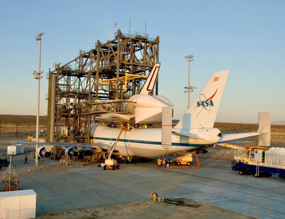 Boneyardsafari's tweet image. Per request, here is the mate-demate gantry at Edwards AFB with Orbiter OV-105 Endeavour being mated to the 747SCA in 2008 for return to KSC. #spaceshuttle #nasa #boneyardsafari #aviationsafari