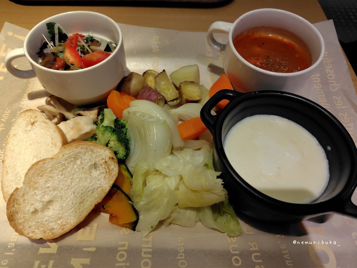 nemuribuka_'s tweet photo. いつぞやのランチ。

手軽にチーズフォンデュ食べられるのっていいなあ🧀
野菜たっぷりボリュームたっぷりでおいしかった。

紅茶はポットサービスで嬉しい。
Natural Caf'e菜園
#ナチュラルカフェ菜園 #カフェ
#紅茶 #NELSONS #ネルソンズ https://t.co/0ygRxWkl96