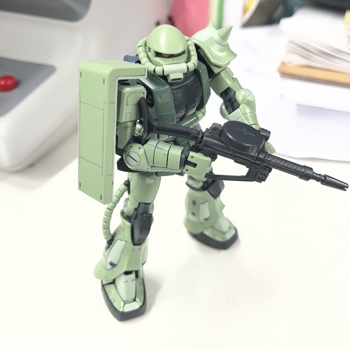 R310chin's tweet photo. 昼休みのガンプラ作成24日目☀️

早々と昼ごはんを済ませて、墨入れ開始🖊️
まずは両脚🦵と右腕💪
やっぱり墨入れするとカッコいい😚

ちなみに私は墨入れ・塗装にはガンダムマーカーを使ってます✨
#ガンプラ https://t.co/57FCWdVDNH
