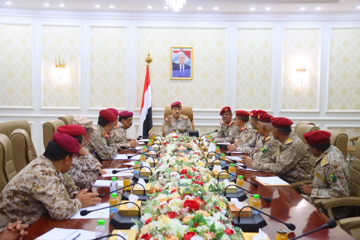 generalalaqili's tweet photo. وزير الدفاع يجتمع بهيئة القوى البشرية لمتابعة جهود ضبط بيانات القوات المسلحة 

عقد وزير الدفاع الفريق الركن دكتور طاهر العقيلي، اليوم، في العاصمة المؤقتة عدن، اجتماعاً بهيئة القوى البشرية للاطلاع على مستوى التقدم في تنفيذ خطط ضبط بيانات القوات المسلحة.

وفي الاجتماع الذي ضم رئيس هيئة القوى البشرية اللواء الركن احمد المرزوقي، ونائبه اللواء الركن محمد الصباري، ومدراء الدوائر ذات العلاقة، استعرضت رئاسة الهيئة الجهود المبذولة في انجاز وتنفيذ الخطط والبرامج لتوحيد البيانات وضبطها وأتمتتها.

 واوضح وزير الدفاع، بحضور مساعده للشؤون البشرية اللواء الركن محمد باتيس ونائب المفتش العام اللواء الركن مسفر الحارثي، أن المرحلة تتطلب تكاتف الجهود وحشد الطاقات لتنفيذ الخطط وحل الاشكالات بما يسهم في تعزيز الضبط والربط..مشدداً على الالتزام بمبادئ الشفافية وتفعيل دور الرقابة والتفتيش لضمان بناء قاعدة بيانات ونظم سليمة ترتكز عليها الإصلاحات في باقي المجالات.

واكد الفريق العقيلي، على ضرورة الاستمرار في تطوير آليات العمل والمضي قدماً في أتمتة البيانات بما يسهم في رفع كفاءة الأداء وتحقيق التكامل بين مختلف الجهات لبناء مؤسسة عسكرية حديثة ومنضبطة.