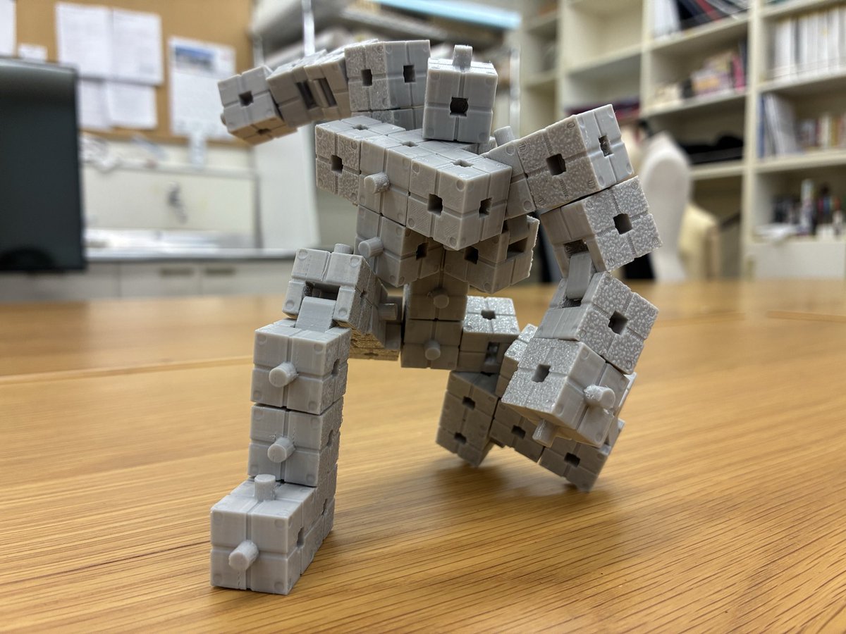 Sisenhurtwotwo's tweet image. 以前3Dプリンターで自作したブロックです。改善点は多々あるけど構造は傑作だと思う！

キューブと関節、ちょっとした装飾でロボット、重機、メタルでギアなやつ！けっこう作れてめっちゃ動く！

#メカ #mecha #fusion #オリメカ #メカデザイン