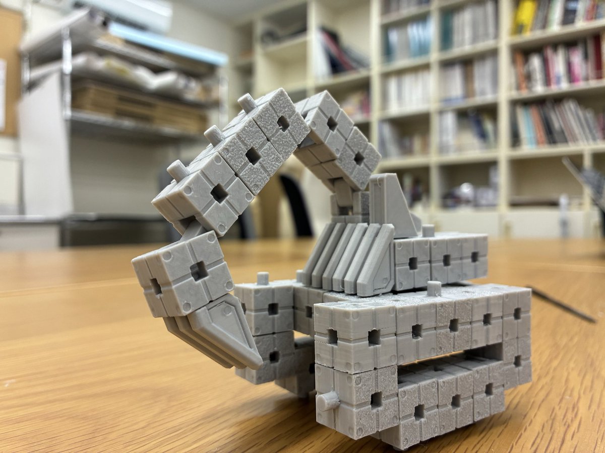 Sisenhurtwotwo's tweet image. 以前3Dプリンターで自作したブロックです。改善点は多々あるけど構造は傑作だと思う！

キューブと関節、ちょっとした装飾でロボット、重機、メタルでギアなやつ！けっこう作れてめっちゃ動く！

#メカ #mecha #fusion #オリメカ #メカデザイン