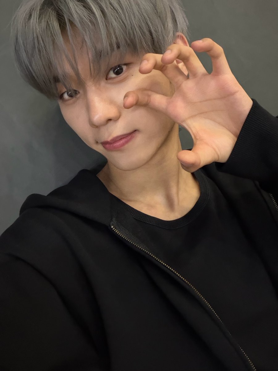 minmul911's tweet photo. 은발셀카 진짜 달콤하다 https://t.co/WQacGioQFH