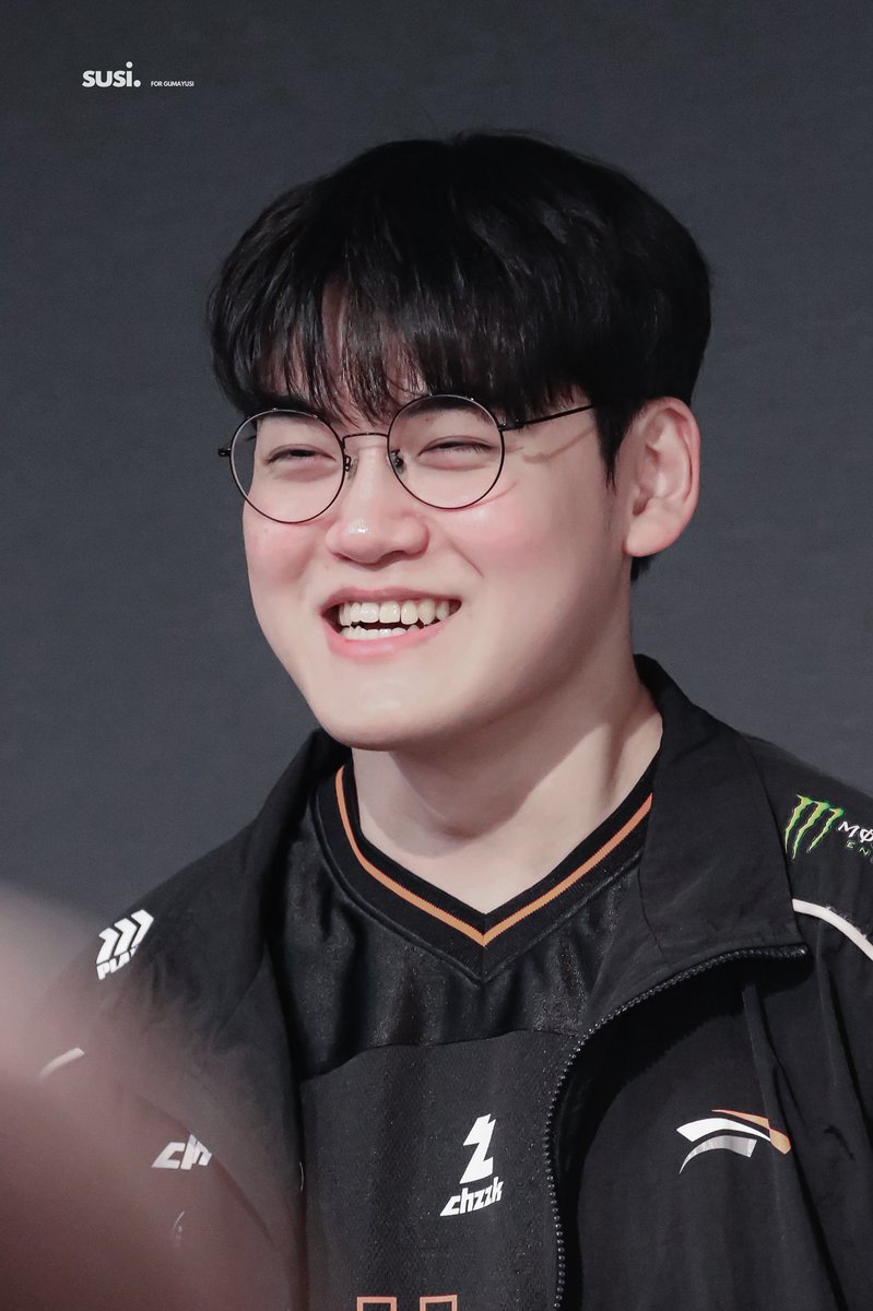 susi_gmys's tweet photo. 260418 HLE VS GEN 팬미팅

구냥이 ≽^˶∩⩊∩˶^≼

#GUMAYUSI #구마유시 #이민형 https://t.co/3L3Hzzo21d