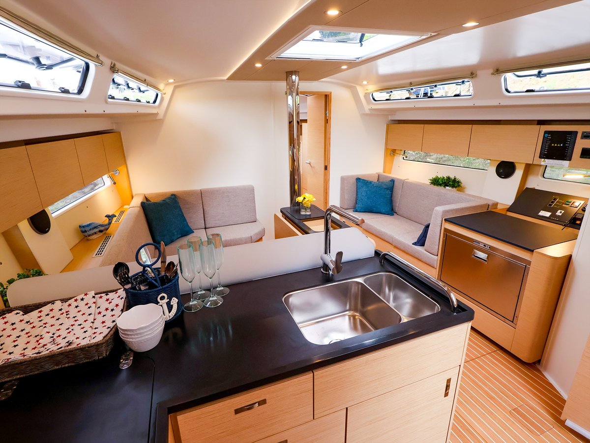 McMichaelYards's tweet image. AVAILABLE NOW
The Hanse 410 is a family cruiser designed for modern sailing. Bright three-stateroom, two-head layout with a well-appointed galley and inviting salon offers a comfortable, stylish retreat.
hubs.ly/Q04cTztp0
#hanseyachts #boating #sailing #boatsforsale