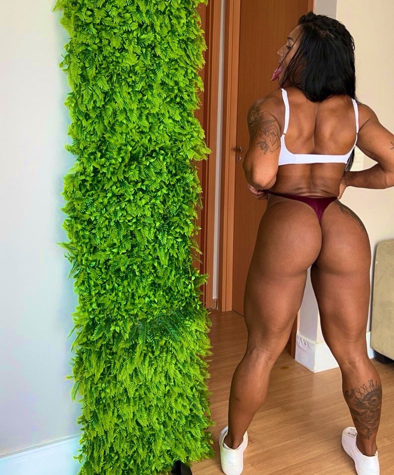 Best comment gets a surprise in DM 🖤💋