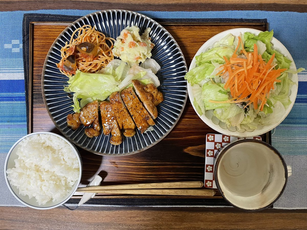 Tomo_Mrk3B01's tweet image. Hmm. Looks too gorgeous for Thursday night dinner🤤
The main for #dinner , Tonteki(#トンテキ ) must be the best one I’ve cooked recently! And all the side dishes also make this diner more fun together!
Okay. let’s eat!
#cookingathome 
#おうちごはん 
#twinglish 
#Twitter家庭料理