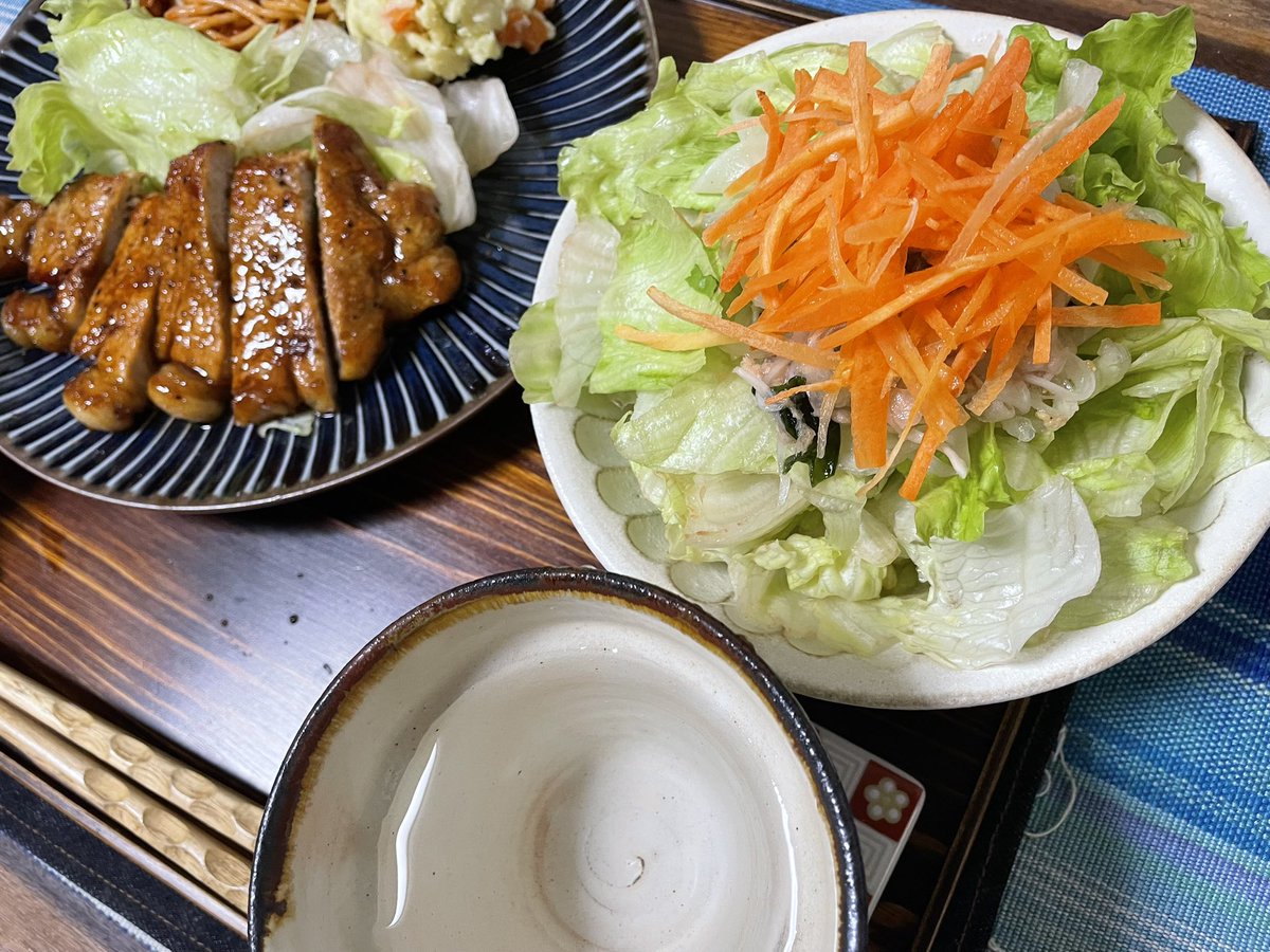 Tomo_Mrk3B01's tweet image. Hmm. Looks too gorgeous for Thursday night dinner🤤
The main for #dinner , Tonteki(#トンテキ ) must be the best one I’ve cooked recently! And all the side dishes also make this diner more fun together!
Okay. let’s eat!
#cookingathome 
#おうちごはん 
#twinglish 
#Twitter家庭料理