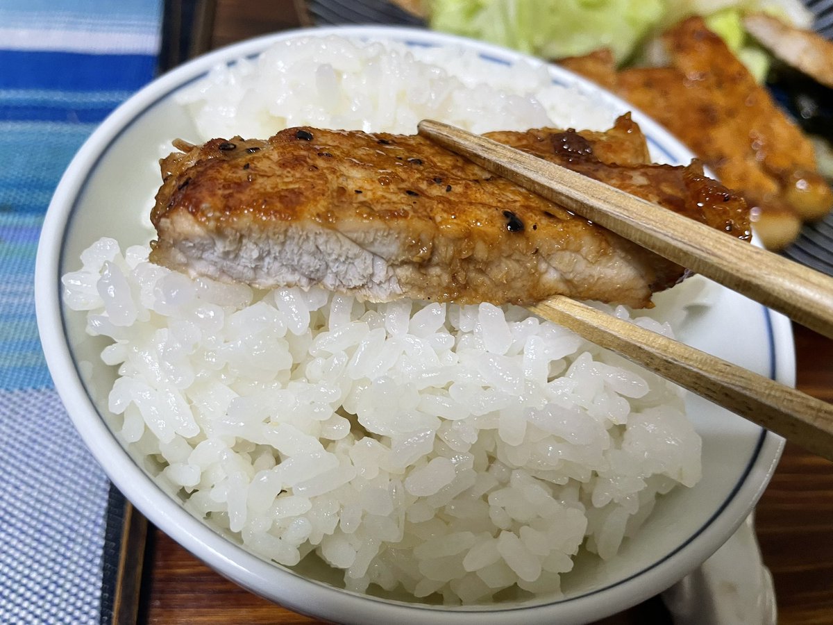 Tomo_Mrk3B01's tweet image. Hmm. Looks too gorgeous for Thursday night dinner🤤
The main for #dinner , Tonteki(#トンテキ ) must be the best one I’ve cooked recently! And all the side dishes also make this diner more fun together!
Okay. let’s eat!
#cookingathome 
#おうちごはん 
#twinglish 
#Twitter家庭料理