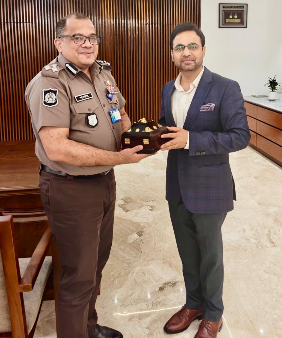 ahcichittagong's tweet image. AHC Dr Rajeev Ranjan paid a courtesy visit to Mr. Hasan Md. Showkat Ali, Police Commissioner, #Chattogram Metropolitan Police today. Both sides emphasized the importance of closer cooperation b/w India &amp;amp; Bangladesh 🇮🇳🇧🇩 to address shared regional and global challenges. 
@MEAIndia