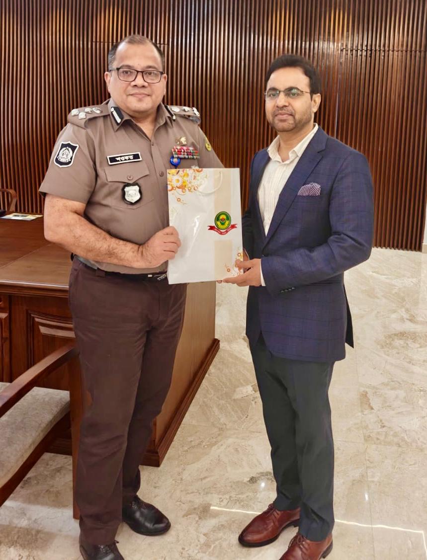 ahcichittagong's tweet image. AHC Dr Rajeev Ranjan paid a courtesy visit to Mr. Hasan Md. Showkat Ali, Police Commissioner, #Chattogram Metropolitan Police today. Both sides emphasized the importance of closer cooperation b/w India &amp;amp; Bangladesh 🇮🇳🇧🇩 to address shared regional and global challenges. 
@MEAIndia