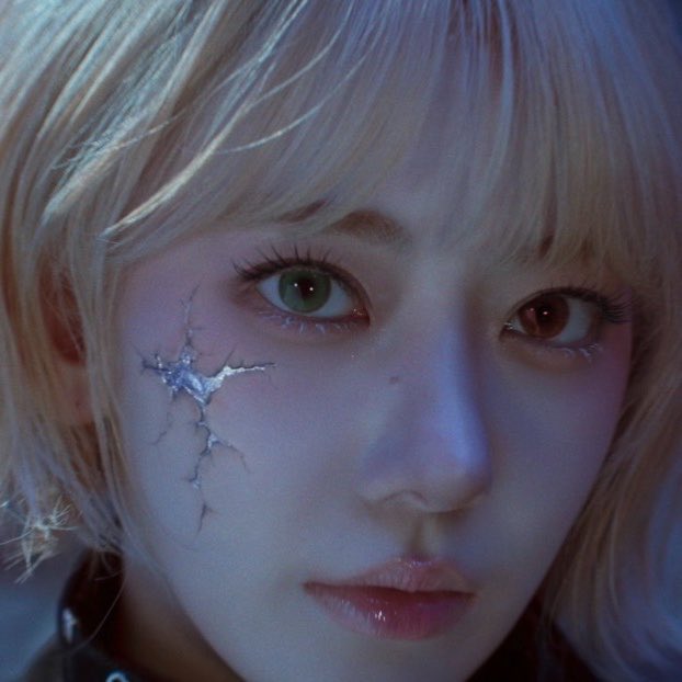 sserapics's tweet image. #SAKURA weverse dm update 

: Wow
: Nobody knew she was blonde
: Amazing
: lol