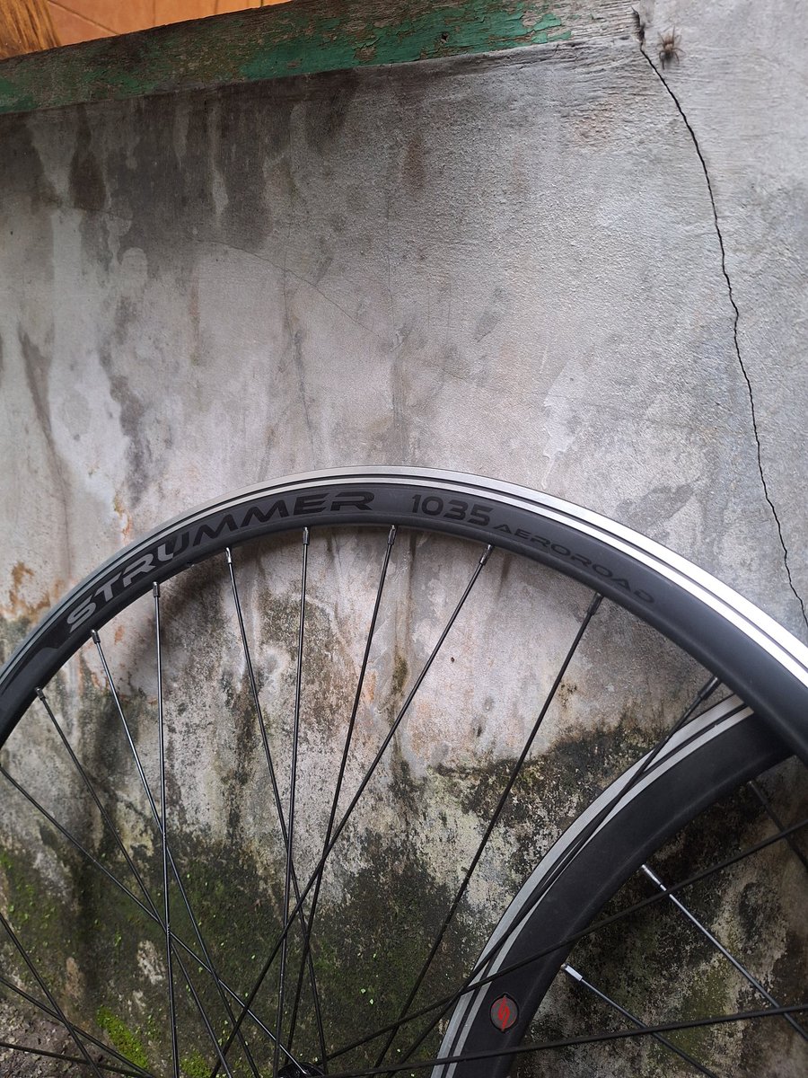 #fnfjb agak melenceng
Wheelset

Rims Strummer 1035 Aeroroad
Hub Strummer H200 (tanpa QR)
Full sealed bearing, 6 pawls
(Rim brakes ya)

0 km alias belum pernah merasakan aspal (pasang ban ama naik ke rangka aja belom), cuma dirakit aja

900, nego boleh
Jogja bisa COD