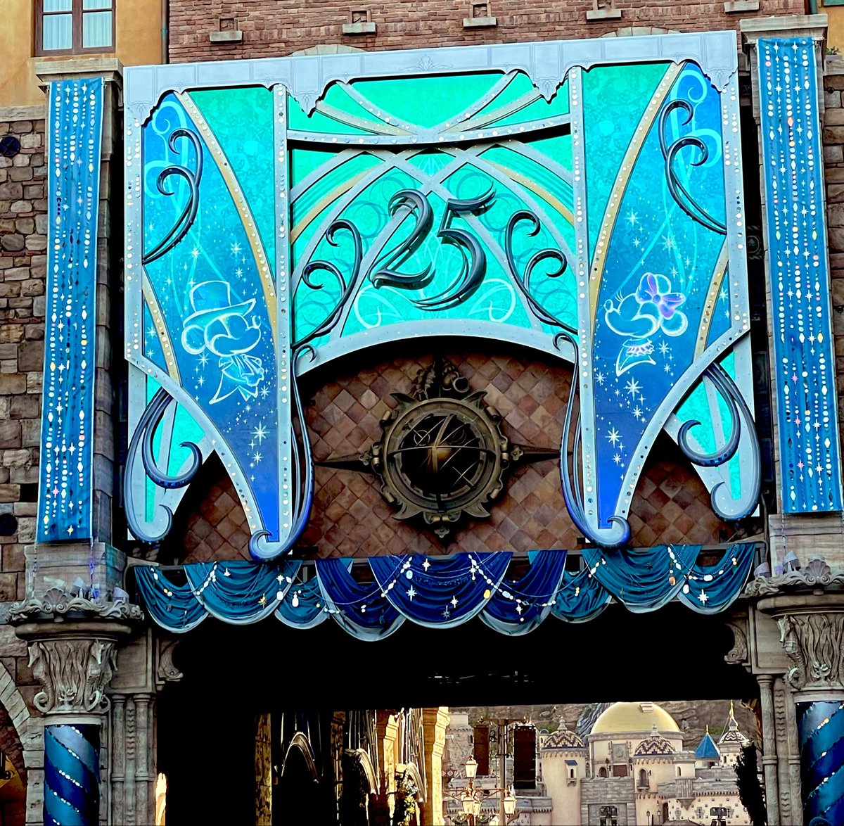 LAiT_TUKN's tweet image. 17時インパだったけど本当に良かった✨️
やっぱりここに帰ってくると色々辛いこと忘れられる。
スパークリング･ジュビリーの装飾が綺麗でした(*^^*)
ソアリン楽しかったなぁ♪*⋆✈
今度はいつ行こうかな。

#Disney 
#ディズニーシー