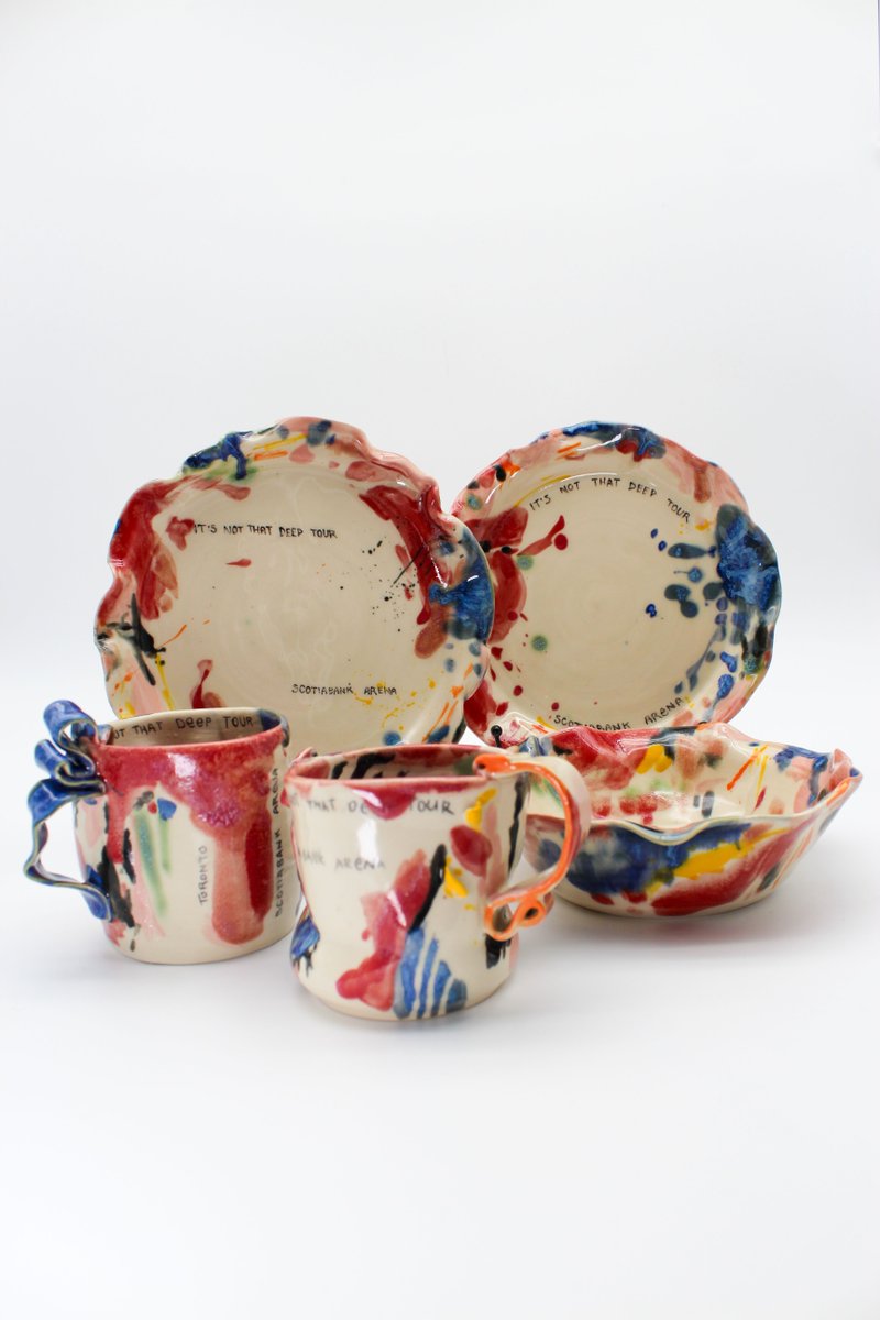 ScotiabankArena's tweet image. Made for @ddlovato with love 🤍

A custom pottery set handcrafted in Toronto by Mono Art Studio, inspired by the #ItsNotThatDeep tour. We had to include Demi’s favourite dish ☕️😏 alongside a dinner set fit for a New York Times bestselling cookbook author 🍽️

#DemiLovato #Toronto