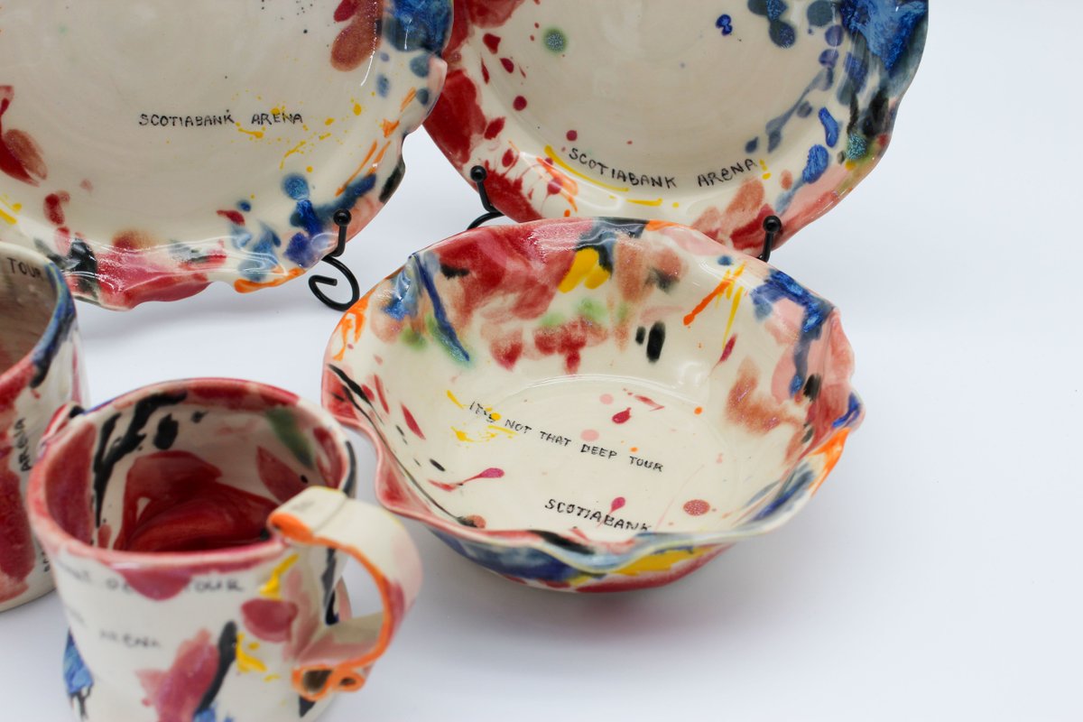 ScotiabankArena's tweet image. Made for @ddlovato with love 🤍

A custom pottery set handcrafted in Toronto by Mono Art Studio, inspired by the #ItsNotThatDeep tour. We had to include Demi’s favourite dish ☕️😏 alongside a dinner set fit for a New York Times bestselling cookbook author 🍽️

#DemiLovato #Toronto