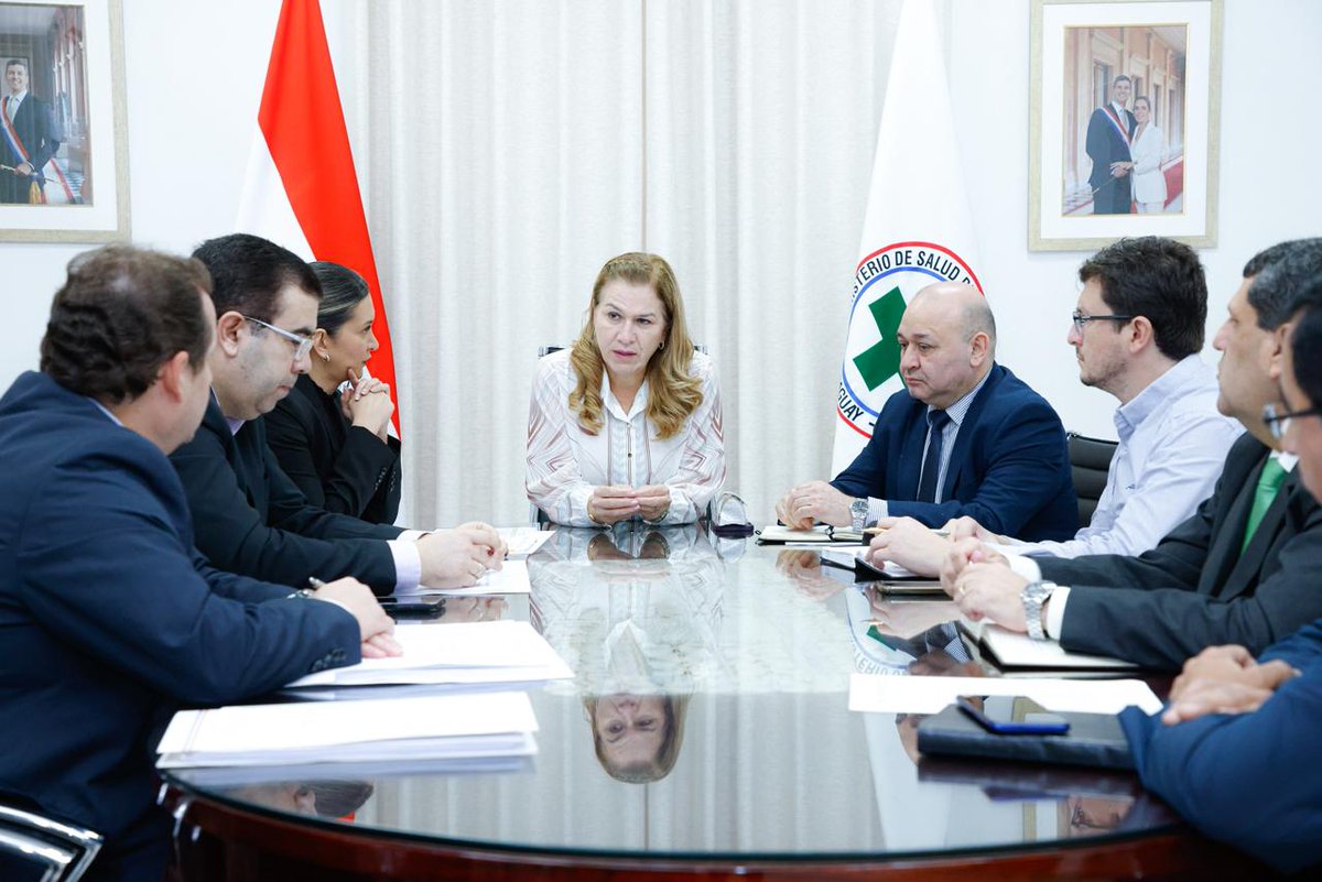 MTESS_PY's tweet photo. #SSO| Trabajo y Salud promueven entornos laborales seguros para el personal de blanco

La ministra de Trabajo, @monicarecalded, se reunió con la ministra de Salud, @mariatbaran , junto a sus equipos técnicos, para analizar acciones orientadas a la elaboración de un protocolo que promueva entornos laborales libres de acoso y violencia para el personal de blanco.

Asimismo, abordaron iniciativas para seguir fortaleciendo las condiciones laborales de los trabajadores del sector de la salud pública.

Acompañaron a la titular del MTESS el viceministro de Trabajo, @cesar_segovia, y el director de Salud y Seguridad Ocupacional, Luis Centurión.