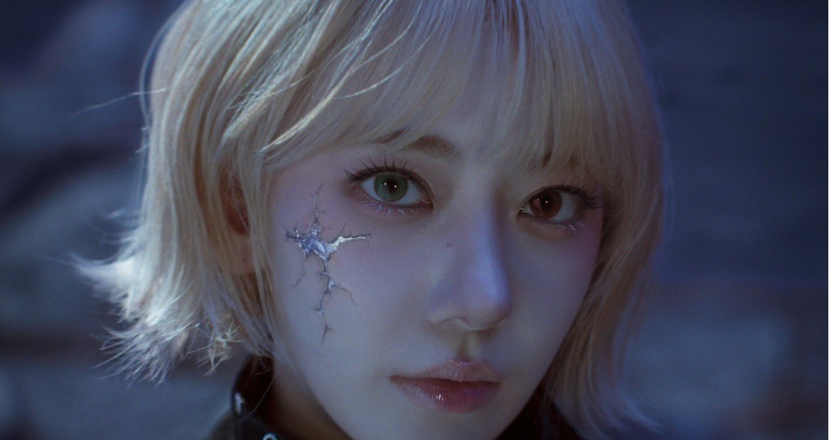 sserapics's tweet image. #SAKURA weverse dm update 

: I struggled so much to hide it that on the day of the wedding, I used 4 cans of brown spray to hide it.
: lol
: Thank you so much for i hard work
Hairstylist.
: I’ve been blonde since then....
: It was a wig today.